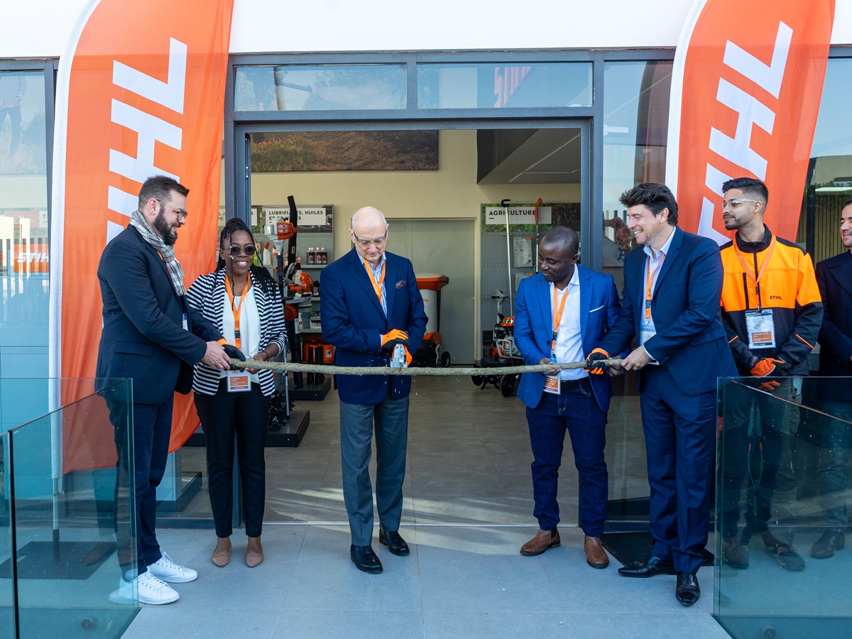 Tohtori Nikolas Stihl vihki symbolisesti käyttöön kaksi uusinta STIHL-yritystä Afrikassa katkaisemalla oksan.